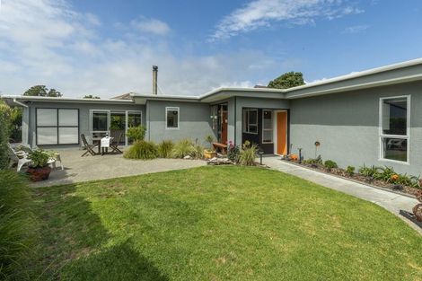 Photo of property in 4 Nuhaka Place, Paraparaumu Beach, Paraparaumu, 5032
