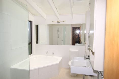 Photo of property in 2/162 East Coast Road, Forrest Hill, Auckland, 0620