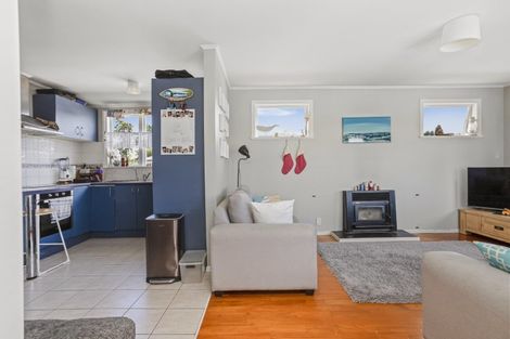 Photo of property in 6 Maybelle Place, Kelston, Auckland, 0602