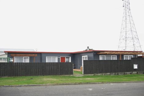 Photo of property in 1 Chetwode Grove, Newlands, Wellington, 6037