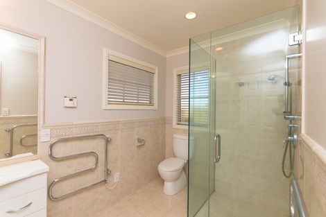 Photo of property in 11 The Oaks, Awapuni, Palmerston North, 4412