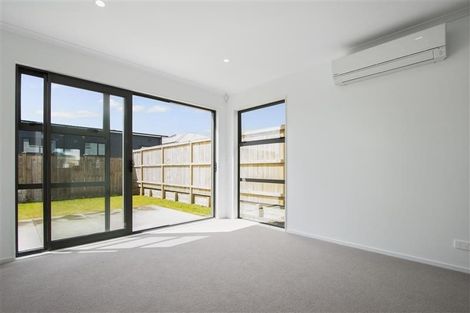 Photo of property in 33 Samuel Cassidy Avenue, Swanson, Auckland, 0614