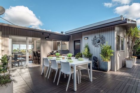 Photo of property in 42 Ravenwood Drive, Forrest Hill, Auckland, 0620