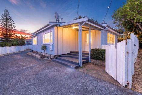 Photo of property in 1 Luckens Road, West Harbour, Auckland, 0618