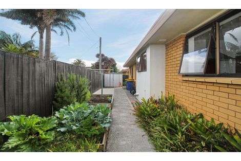 Photo of property in 1/470 Te Atatu Road, Te Atatu Peninsula, Auckland, 0610
