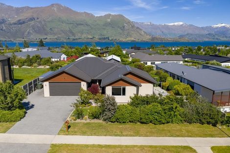 Photo of property in 5 Centre Crescent, Wanaka, 9305