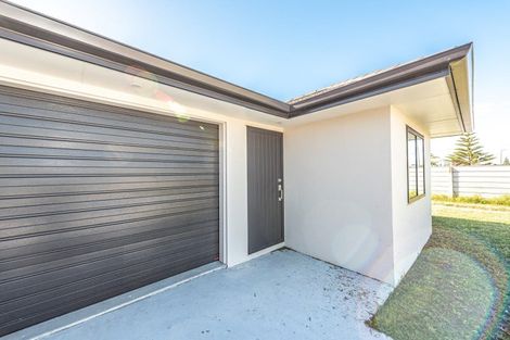 Photo of property in 6 Cross Street, Castlecliff, Whanganui, 4501