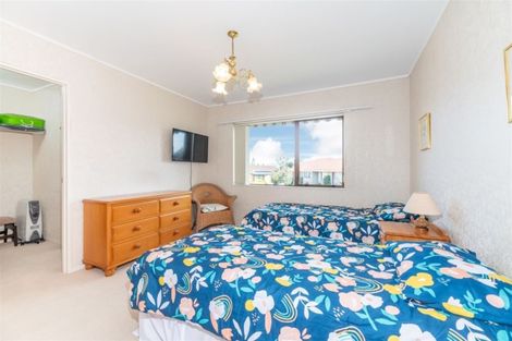 Photo of property in 2 Bosnyak Drive, Te Atatu South, Auckland, 0610