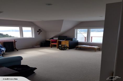 Photo of property in 42 Fortification Road, Karaka Bays, Wellington, 6022