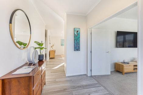 Photo of property in 14 Gilbransen Road, Kumeu, 0810