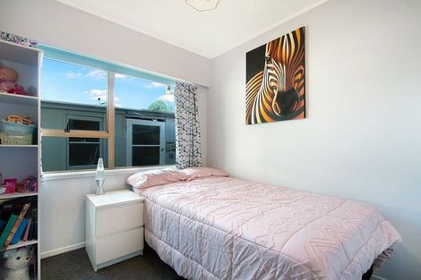 Photo of property in 2/3 Cezanne Place, New Lynn, Auckland, 0600