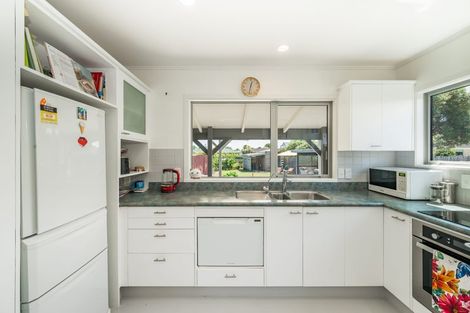 Photo of property in 14 Goldie Place, Waikanae Beach, Waikanae, 5036