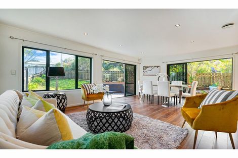 Photo of property in 17a Atkinson Road, Titirangi, Auckland, 0604