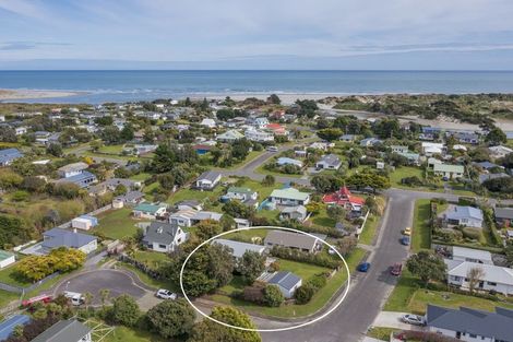 Photo of property in 2 Sand Dune Grove, Waikawa Beach, Levin, 5573