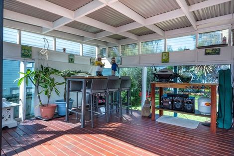 Photo of property in 2/3 Cezanne Place, New Lynn, Auckland, 0600