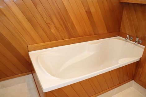 Photo of property in 547 Glenfield Road, Glenfield, Auckland, 0629