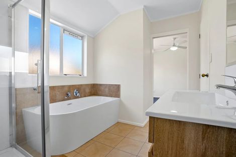 Photo of property in 11 Randwick Place, Randwick Park, Auckland, 2105