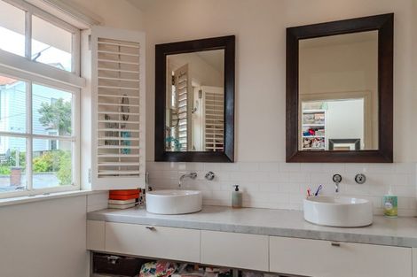 Photo of property in 60 The Crescent, Roseneath, Wellington, 6011