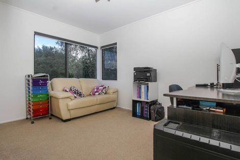 Photo of property in 1/2 Fernlea Rise, Bayview, Auckland, 0629