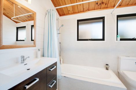 Photo of property in 124 Pacific Parade, Army Bay, Whangaparaoa, 0930