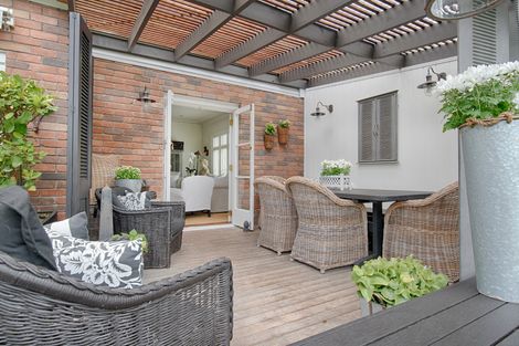 Photo of property in 8 Forrest Hill Road, Forrest Hill, Auckland, 0620