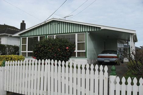 Photo of property in 35 Russell Road, Wainuiomata, Lower Hutt, 5014