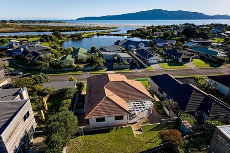 Photo of property in 11 Major Durie Place, Waikanae Beach, Waikanae, 5036