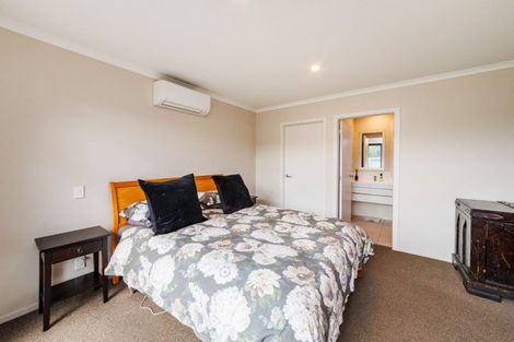 Photo of property in 16 Lorenzo Place, Kelvin Grove, Palmerston North, 4414