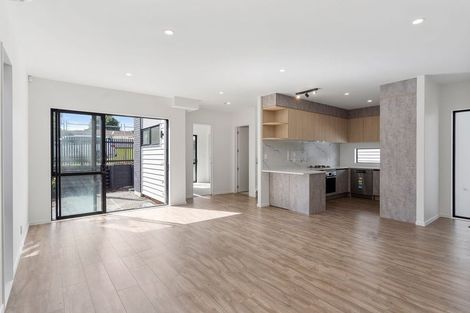 Photo of property in 101a Beach Road, Te Atatu Peninsula, Auckland, 0610