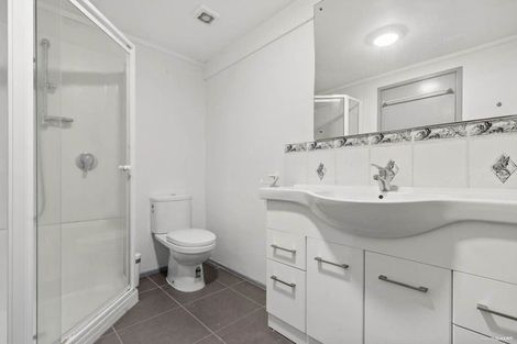 Photo of property in 32 Normanton Street, Glenfield, Auckland, 0629