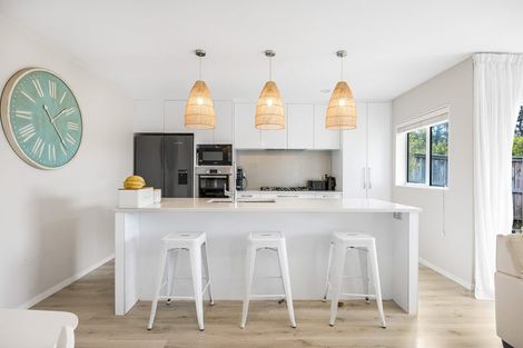 Photo of property in 15 Somerset Place, Stanmore Bay, Whangaparaoa, 0932