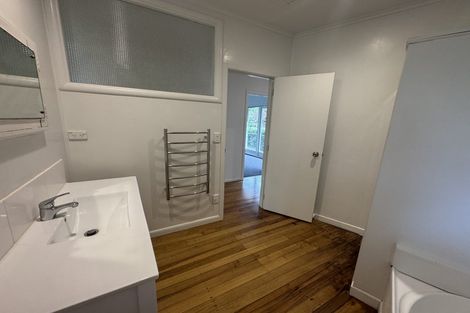 Photo of property in 27 Heath Avenue, Northcote, Auckland, 0627