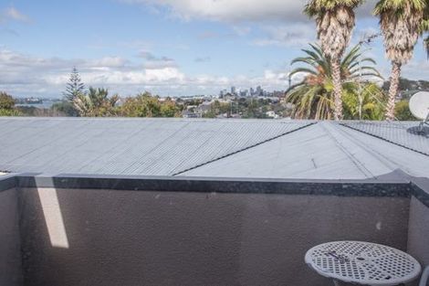 Photo of property in 194a Queen Street, Northcote Point, Auckland, 0627