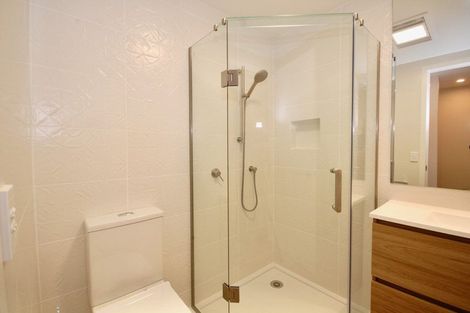 Photo of property in 41e Camelot Place, Glenfield, Auckland, 0629