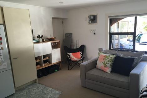 Photo of property in 20 Portsea Place, Chatswood, Auckland, 0626