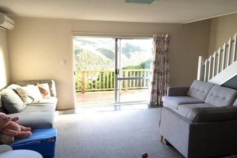 Photo of property in 18a Cheltenham Terrace, Newlands, Wellington, 6037