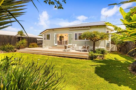 Photo of property in 1/5 Kotuku Street, Te Atatu Peninsula, Auckland, 0610
