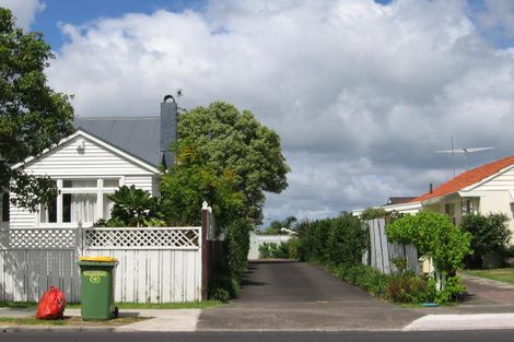 Photo of property in 2/38 East Coast Road, Milford, Auckland, 0620
