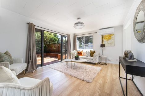 Photo of property in 90 Lantana Road, Green Bay, Auckland, 0604