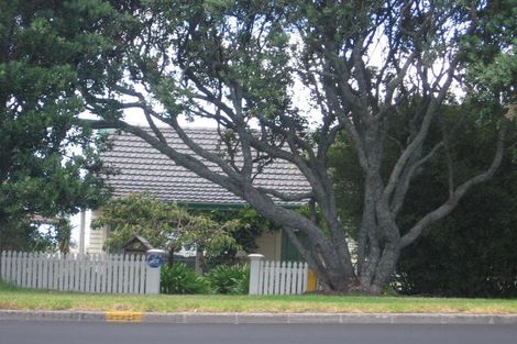 Photo of property in 2/353 Glenfield Road, Glenfield, Auckland, 0629