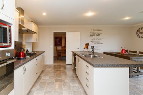 Photo of property in 33 Silkwood Place, Fitzherbert, Palmerston North, 4410