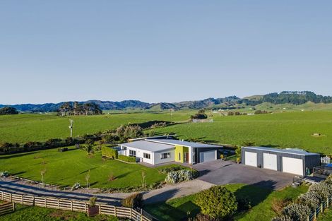 Photo of property in 2 Nopera Road, Waiiti, Urenui, 4377