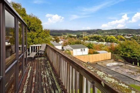 Photo of property in 40 Taylor Terrace, Tawa, Wellington, 5028