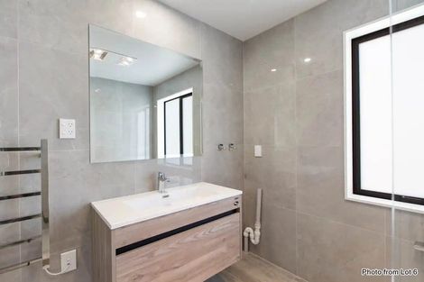 Photo of property in 24e Lincoln Park Avenue, Massey, Auckland, 0614