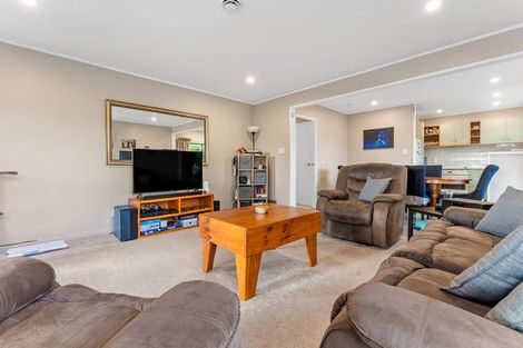 Photo of property in 2/41 Highland Drive, Highland Park, Auckland, 2010