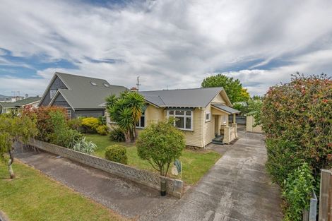 Photo of property in 6 Kowhai Avenue, Takaro, Palmerston North, 4410