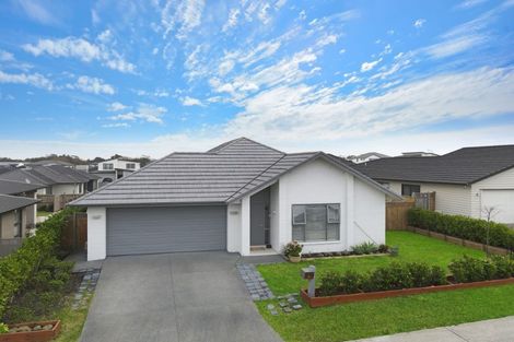 Photo of property in 14 Gelderland Way, Karaka, Papakura, 2113