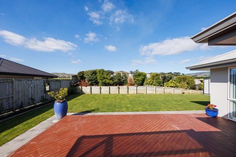 Photo of property in 6 Atlantic Drive, Fitzherbert, Palmerston North, 4410