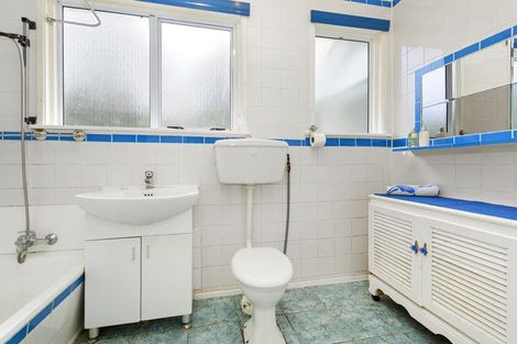 Photo of property in 100 Moorefield Road, Johnsonville, Wellington, 6037