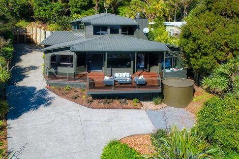 Photo of property in 26 Piha Road, Piha, 0772